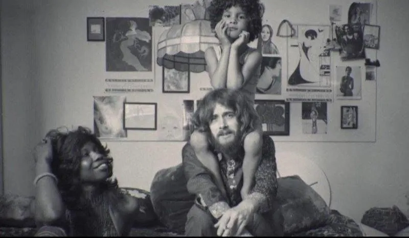 De niño creció rodeado de leyendas como David Bowie, Janis Joplin y Neil Young: Saul luego creció para ser considerado un icono de la música