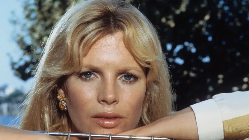 Kim Basinger, de 72 años, luce irreconocible durante una inusual aparición sin maquillaje en Los Ángeles