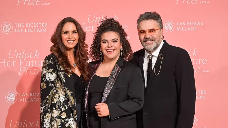Lucerito Mijares vive un verano soñado en París y Londres acompañada de sus padres