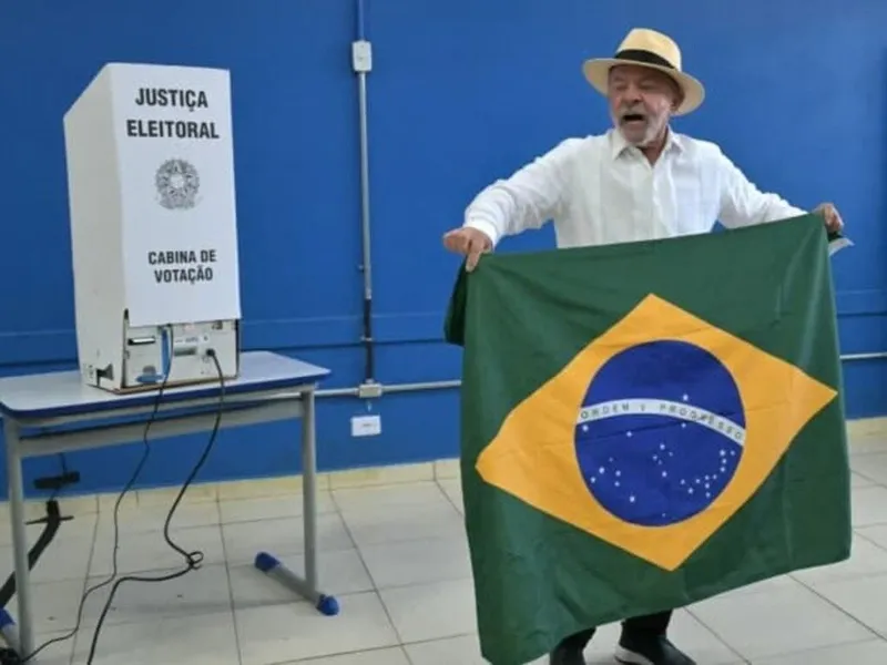 Lula vota y confía en resultados favorables en comicios brasileños