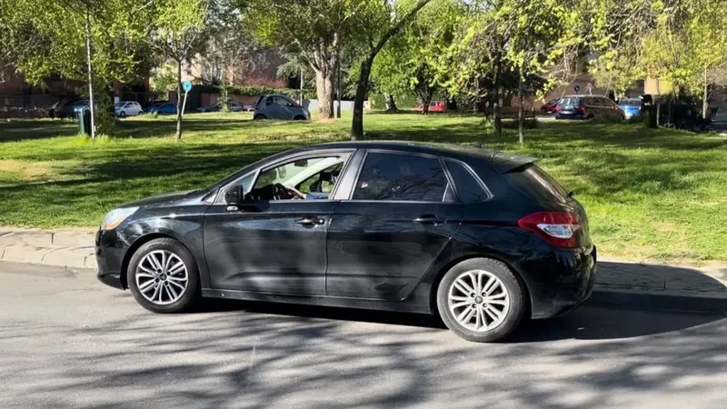 Una importante compañía de compraventa de coches la lía: venden un vehículo usado por 7500 euros sin airbag y averiado y termina contra un árbol