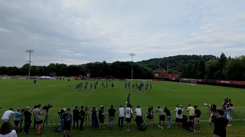 Una tormenta eléctrica irrumpe en pleno entrenamiento de la selección