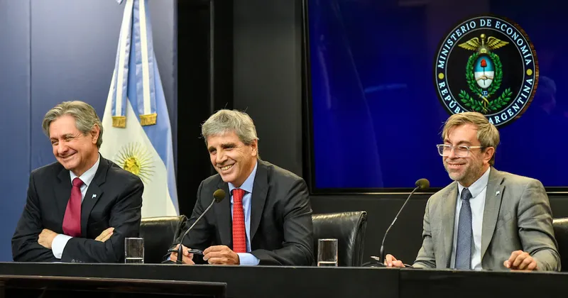 Dólar, riesgo país e impuestos: qué proyecta Luis Caputo para la economía en los próximos meses