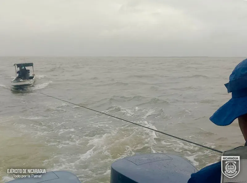 Fuerza Naval rescata a tres tripulantes que se encontraban a la deriva en el Caribe Sur