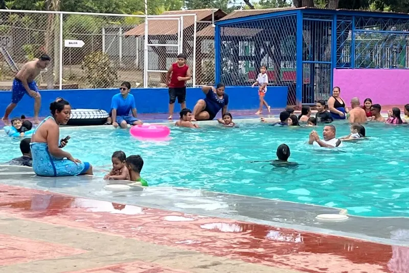 Familias disfrutan espacios recreativos este fin de semana