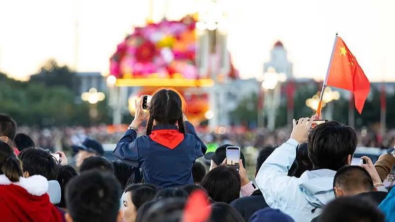 Numerosas personas se reúnen en la plaza de Tian'anmen para ver el izado de la bandera en el Día Nacional de China