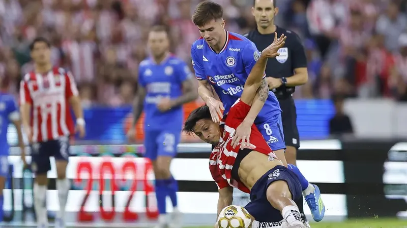Cruz Azul dio otro paso firme a la gran final al eliminar a Chivas: 1-2 (global 3-4)