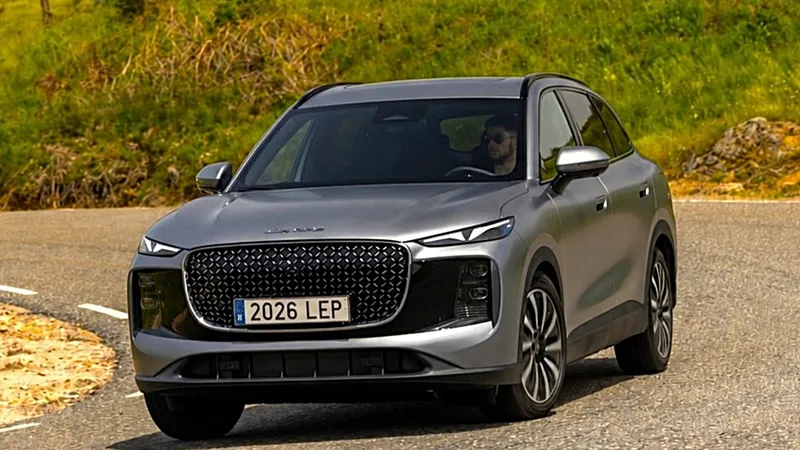 1.100 km por sólo 34.000 €: probamos el Lepas L8, el SUV premium que sorprende