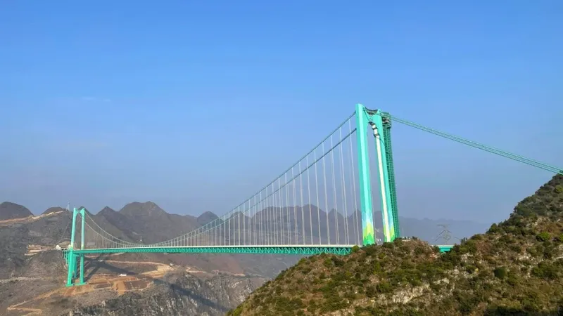 Un pueblo de China tardaba tres horas en llegar a la escuela por un cañón de 500 metros: un ascensor de 288 metros lo redujo a 30 minutos
