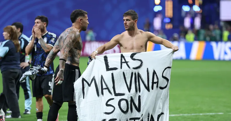 Bandera argentina con las Islas Malvinas: Reino Unido pide sanción a FIFA