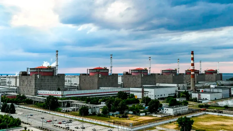 Ataque con dron ucraniano deja dos heridos en central nuclear de Zaporozhie