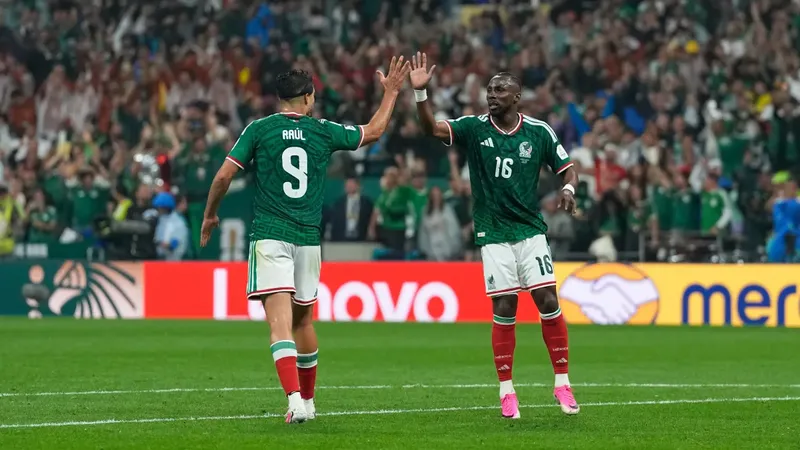“Se equivocó el viejo”: Julián Quiñones habla de los cambios de Aguirre en el juego contra Inglaterra