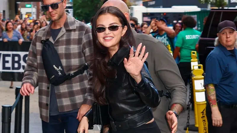 Los pantalones capri se llevan con estos zapatos en otoño 2026, según Selena Gómez