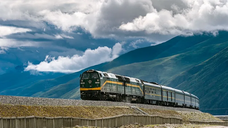 ¡El tren bala Fuxing ya recorre la meseta nevada! El milagro ferroviario chino sobre el "techo del mundo"