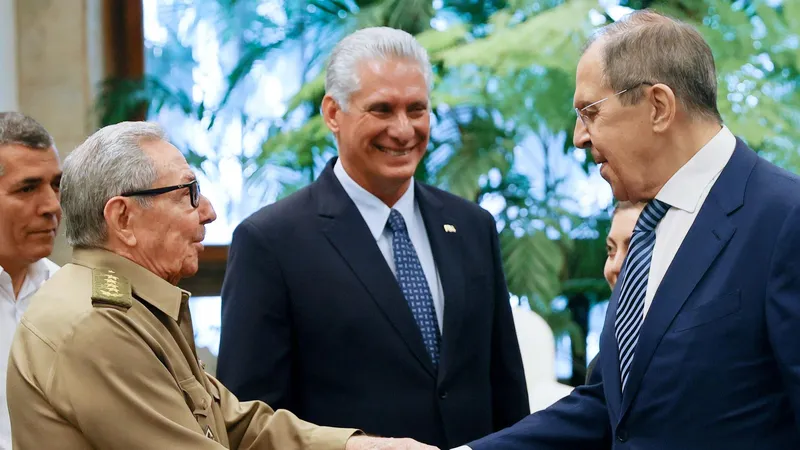 "Símbolo de fortaleza y valentía": Lavrov felicita a Raúl Castro por su cumpleaños