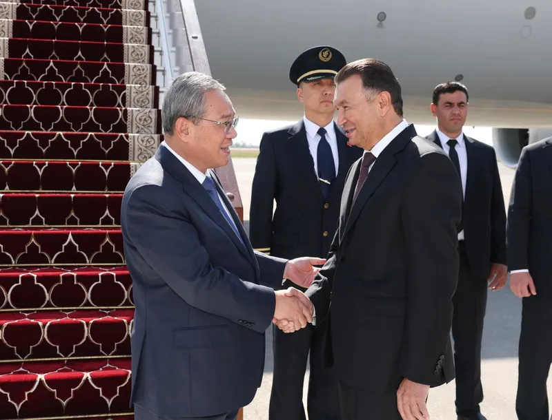 Primer ministro chino llega a Tayikistán para visita oficial y reunión de la OCS