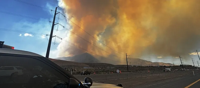 Voraz incendio golpea Nevada: miles de personas reciben órdenes de evacuación