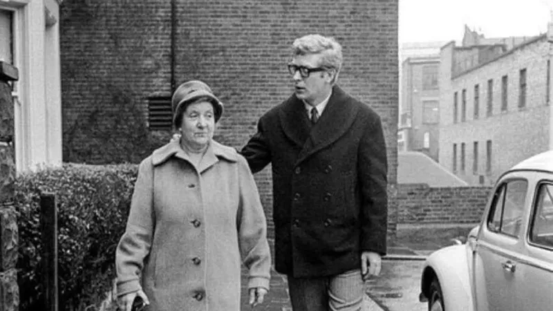 Al ganar su primer millón, Michael Caine tenía claro que lo iba a compartir con su madre: “Nunca más tendrás que volver a trabajar”
