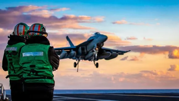 Jefe de Marina de EEUU reconoce los daños en una base clave; Irán reacciona