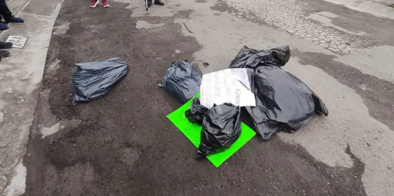 Hallan restos humanos en bolsas junto a mensajes intimidatorios en México