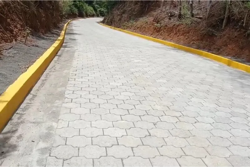 Familias de Dolores inauguran nuevo camino adoquinado en zona