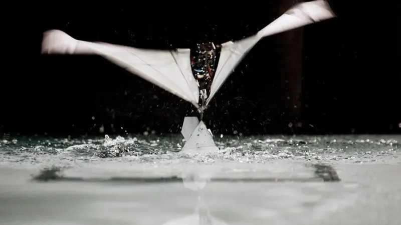 El MIT quería construir un dron capaz de ignorar la frontera entre el cielo y el océano. Acabó copiando a las aves buceadoras para que nadara, volara y saliera del agua sin patas ni hélices