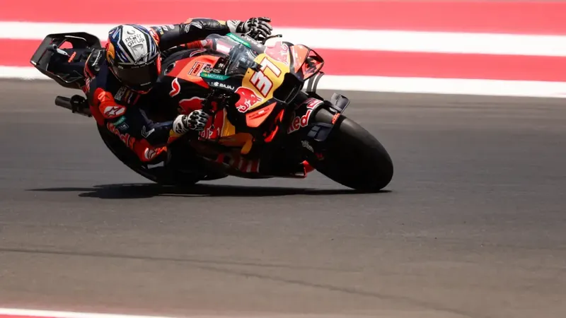 Acosta se apunta su segundo sprint bajo la lluvia por delante de un calculador Marc Márquez