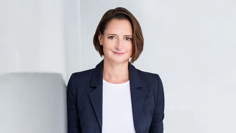 Katrin Adt, CEO de Dacia, lanza un serio aviso a la UE: “Estamos perdiendo 3 millones de ventas de coches nuevos”
