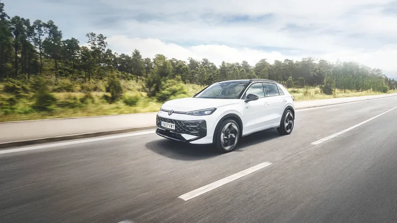 El Volkswagen T-Roc que faltaba en la gama ya está aquí: híbrido, etiqueta ECO y sin necesidad de enchufe