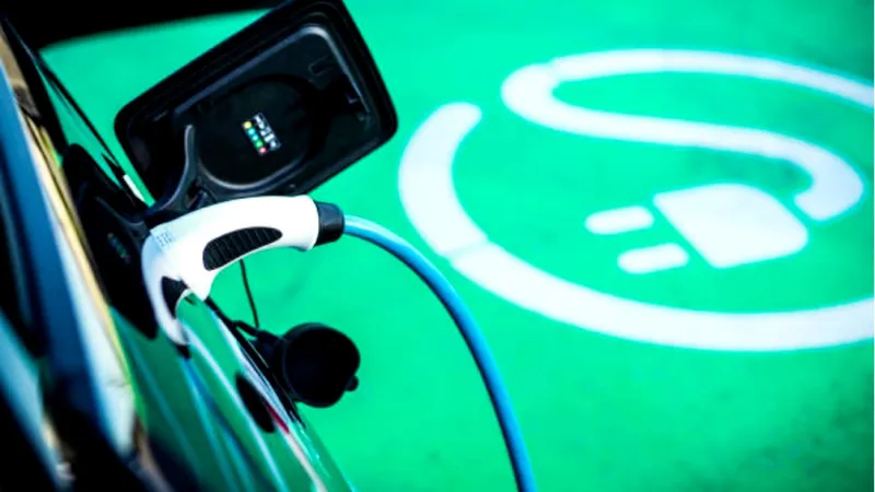 La inesperada medida para instalar más puntos de recarga: abrir las plazas de los coches eléctricos a los de gasolina y diésel
