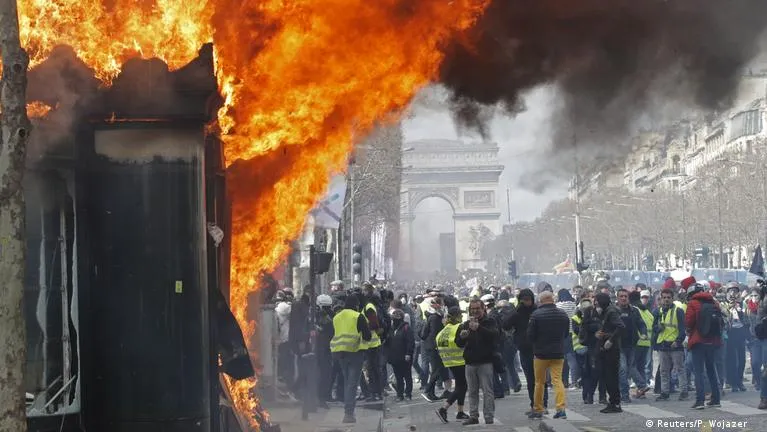 París, al límite: furia colectiva, pillaje y disturbios nocturnos