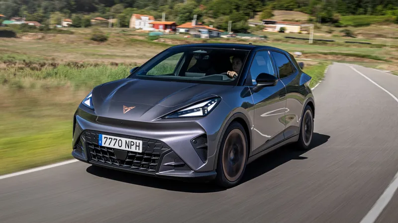 Fabricado en España, desde 200 € al mes y versiones de hasta 226 CV: el nuevo coche eléctrico con el que CUPRA quiere ganar terreno