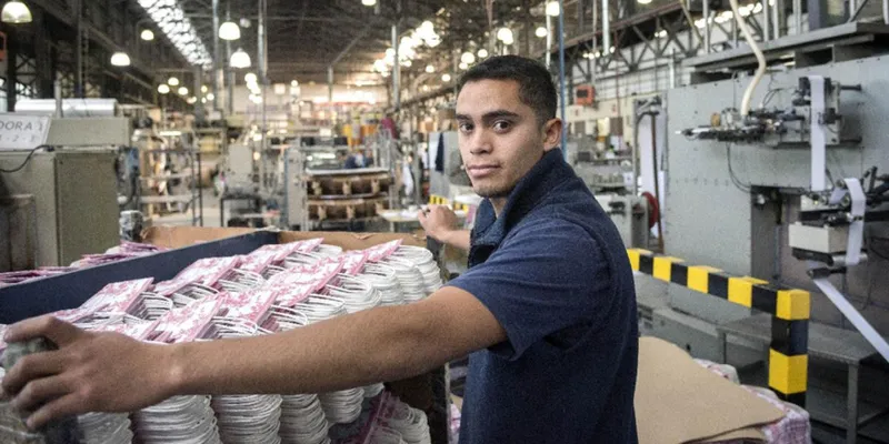 Formalidad laboral en América Latina se reduce hasta 30% después de los 50 años de edad: Estudio