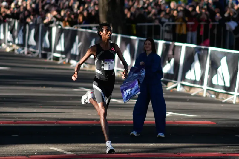 Yomif Kejelcha bate en Buenos Aires el récord mundial de la Media Maratón