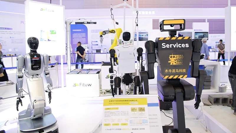 Desde fábricas inteligentes hasta robots con forma humana, los visitantes internacionales de la Exposición Mundial de Inteligencia 2026 descubren el auge de la inteligencia artificial en China