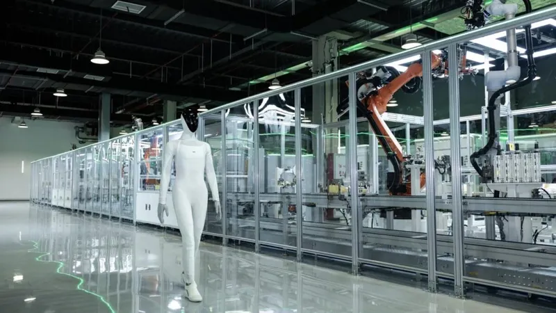 XPENG terminó de fabricar un robot humanoide y ocurrió lo que hasta hace poco parecía ciencia ficción. IRON salió de la línea caminando por sus propios medios