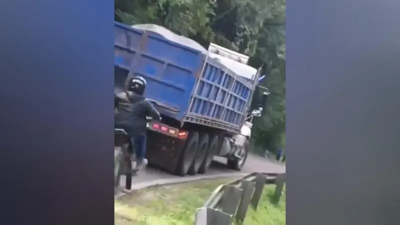 Jinotega: motociclista casi muere arrastrado tras incrustar su vehículo en camastro de camión