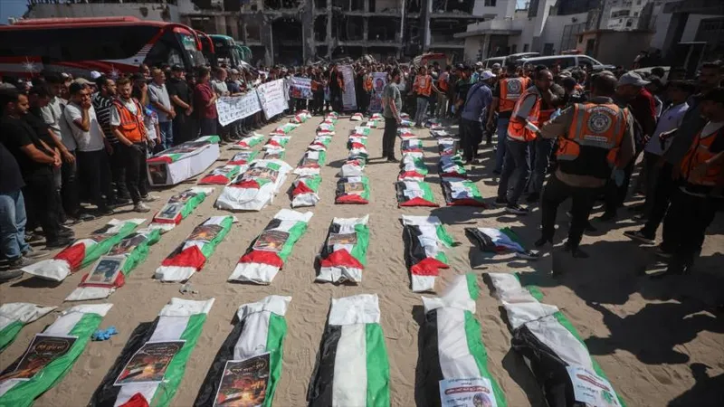Genocidio de Israel en Gaza: Despiden a 50 víctimas recuperadas de escombros