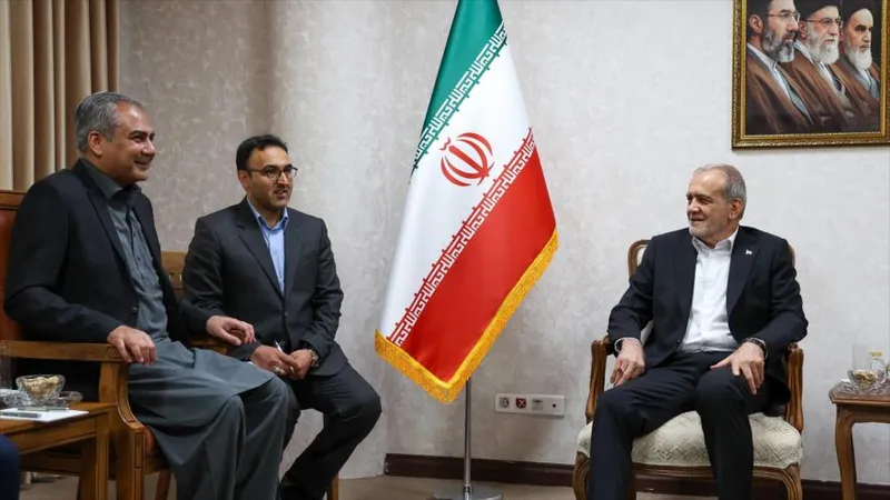Pezeshkian revisa diálogos Teherán-Washington con ministro pakistaní