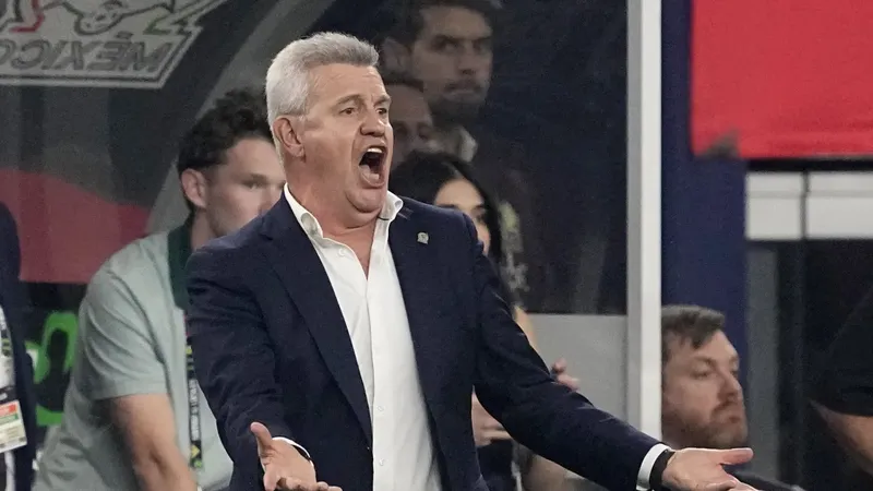 Javier Aguirre habría aceptado contrato de nueve meses para dirigir al Valencia