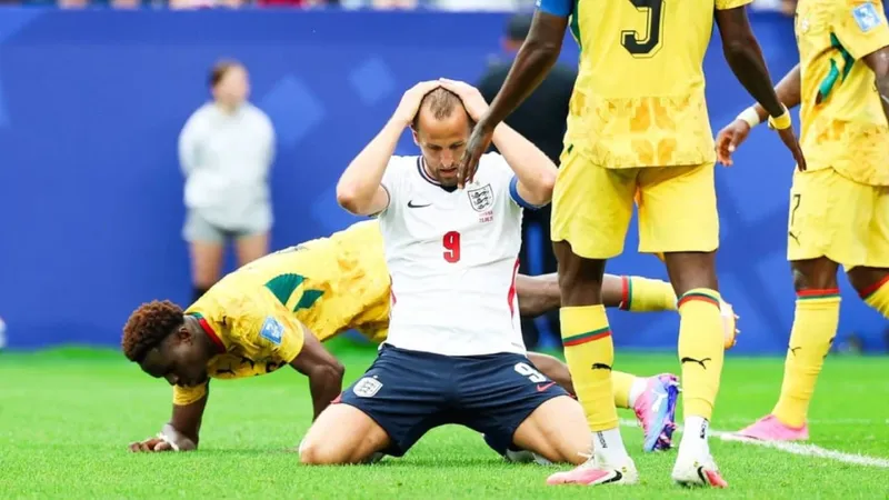Inglaterra domina, pero Ghana resiste