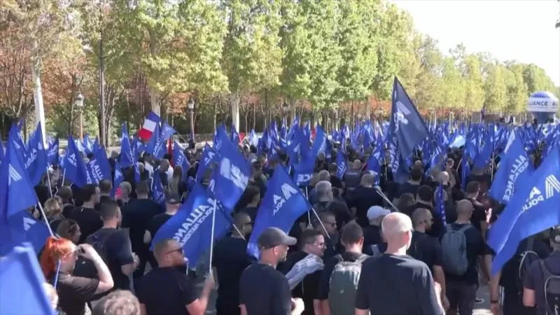 Policías franceses protestan por mejoras salariales y laborales