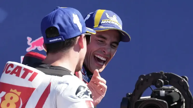 Márquez se convierte en el nuevo líder MotoGP en Misano después de que Bezzecchi la liara de nuevo