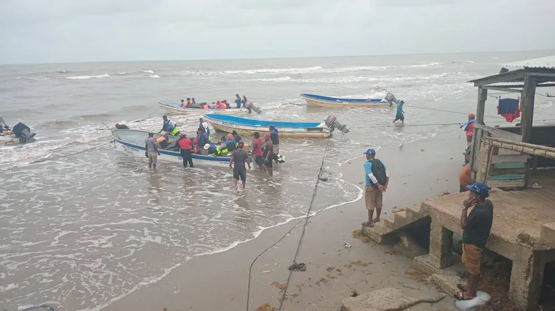 Madre muere y dos niños desaparecen tras naufragio de lancha en Bilwi