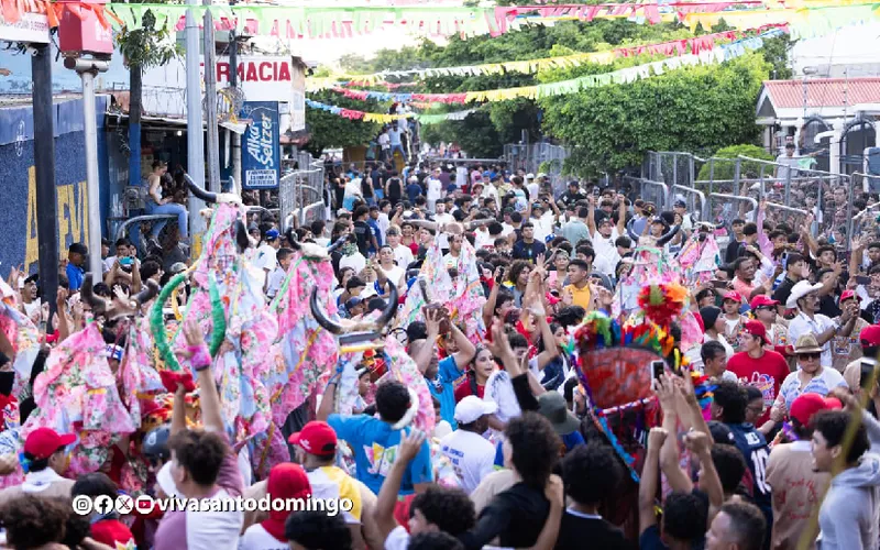 Promesantes disfrutan del baile de las Vacas Culonas y corrida de toros en honor a Santo Domingo