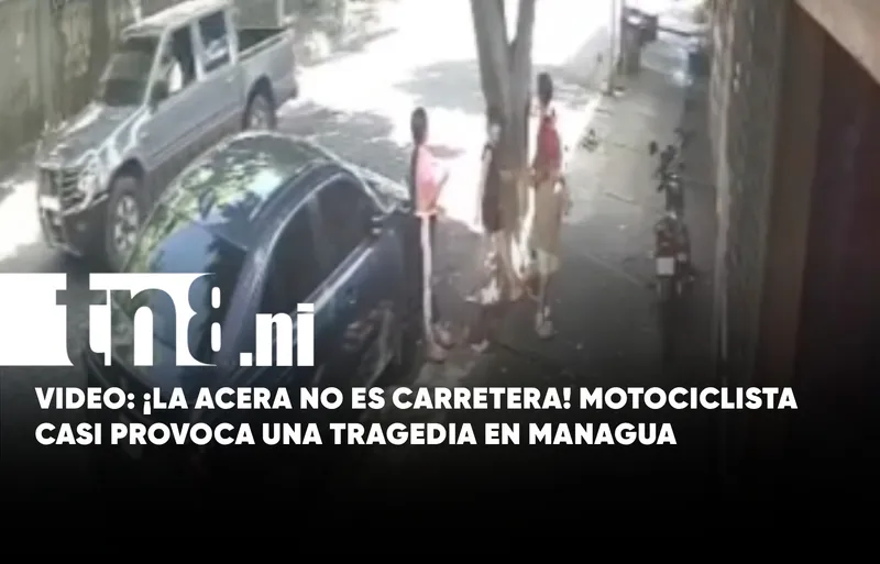 ¡Por centímetros! Motociclista casi atropella a cuatro niños en Managua