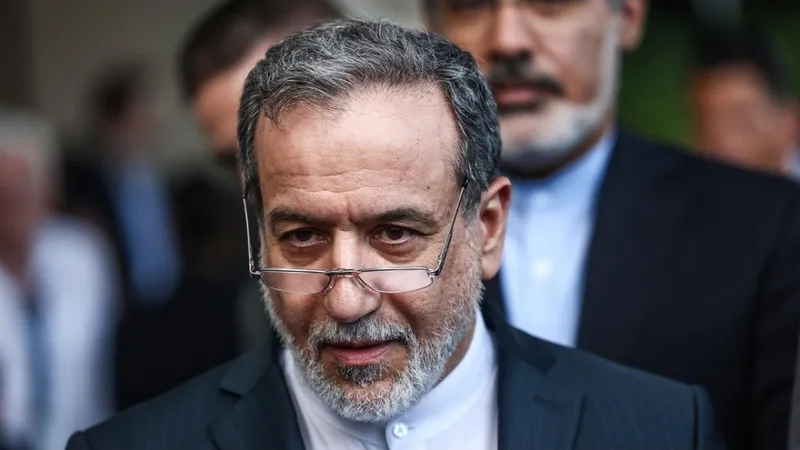 Canciller de Irán: Besaré la mano de cualquier persona que castigue a Trump