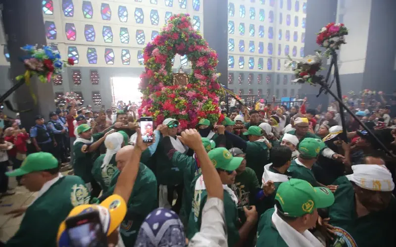 Santo Domingo de Guzmán ya está en su santuario capitalino acompañado de multitudinaria devoción