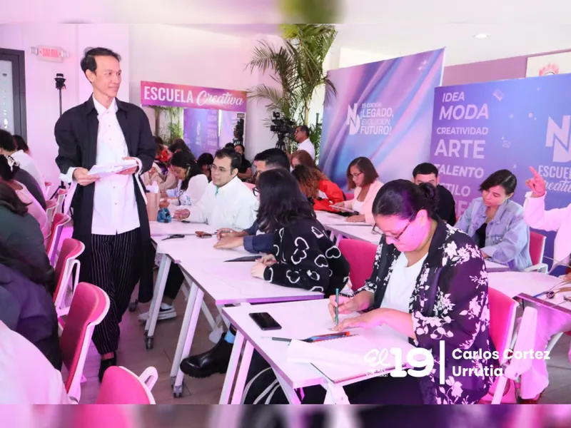 Diseñador tailandés comparte técnicas de moda con estudiantes de Escuela Creativa de ND
