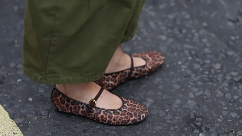 Las bailarinas se llevan con estos jeans, faldas y pantalones en otoño 2026